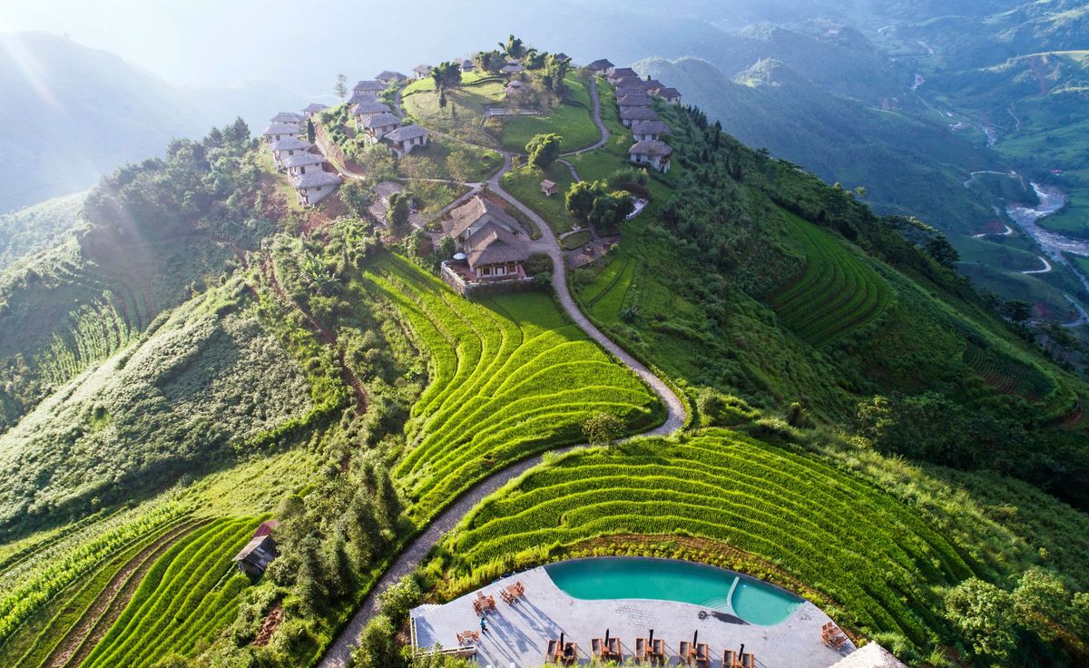 De 33 bungalows van Topas Ecolodge in Vietnam gemaakt van graniet uit de omliggende bergen  hebben een adembenemend uitzicht